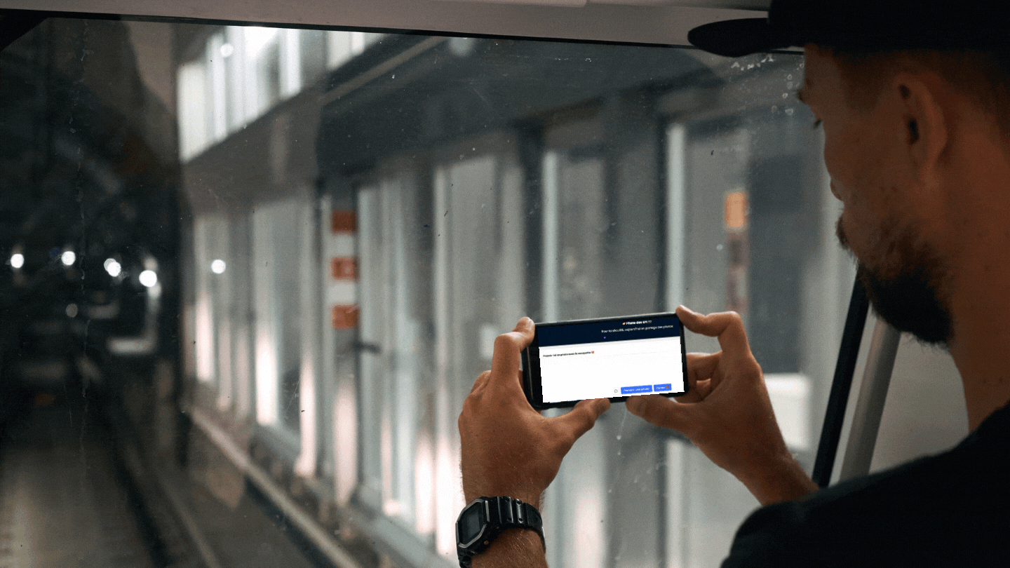 Opérateur qui prend ses EPI en photo en selfie-port des EPI-digitalisation des processus opérationnels