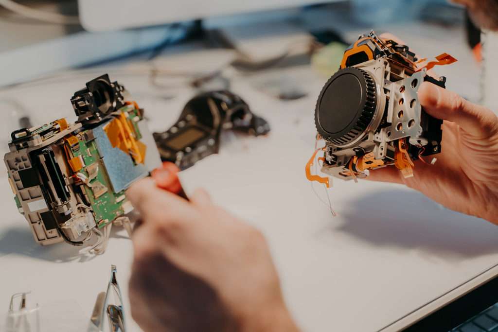 Technicien de maintenance préventive qui répare un mécanisme